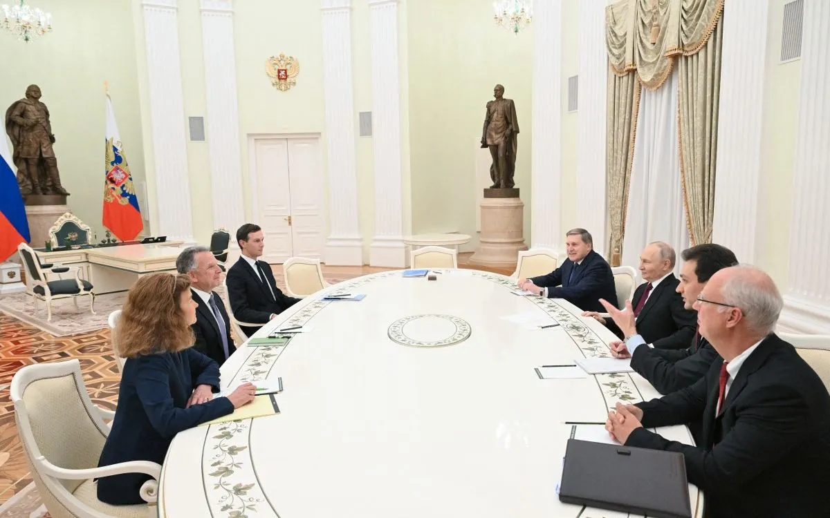 Các đại diện Nga, Mỹ đàm phán về tiến trình hòa bình Ukraine tại Moscow hôm 2/12/2015 (Ảnh: AFP)