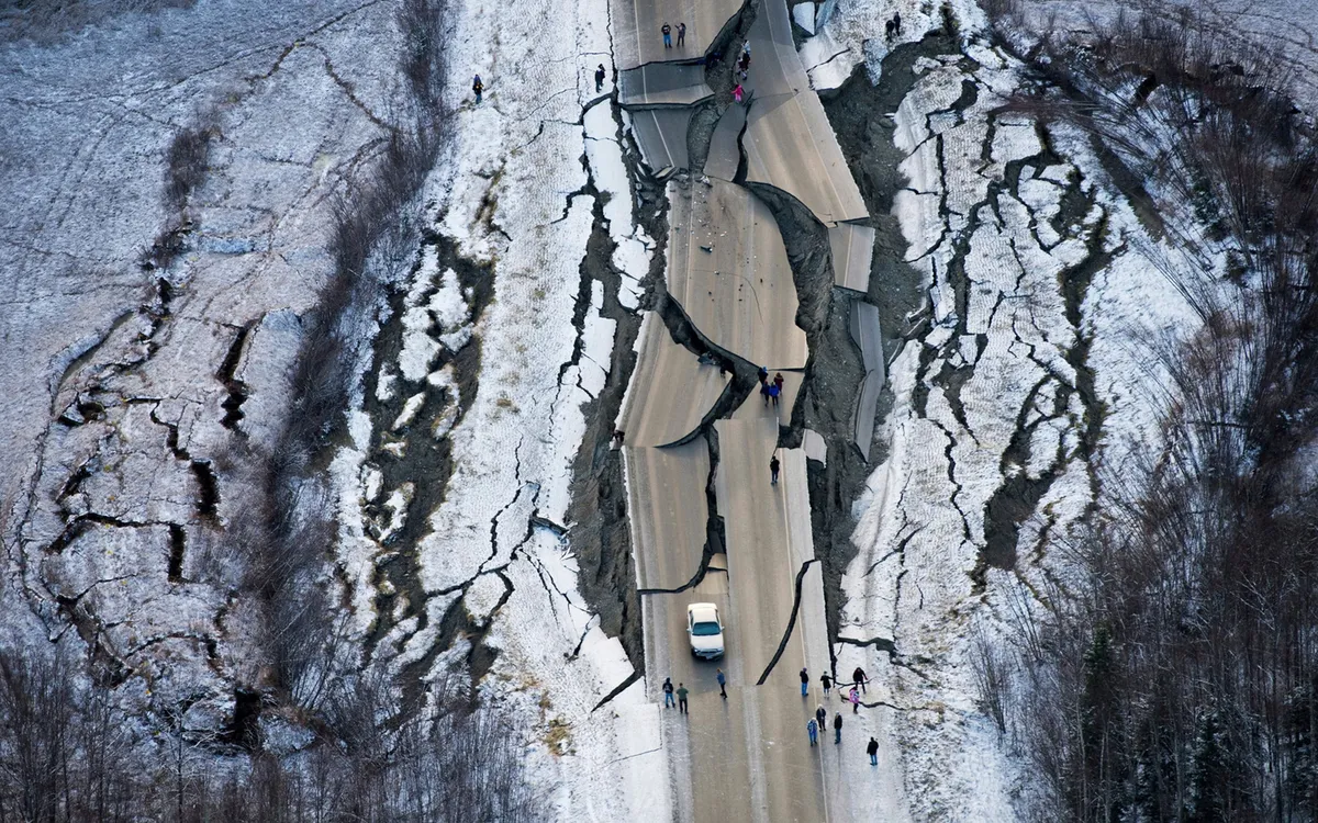 Thiệt hại trên đường Vine, phía Nam Wasilla, Alaska, sau trận động đất xảy ra tại khu vực này vào ngày 30/11/2018 (Ảnh: AP)