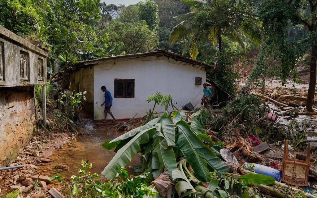 Người sống sót sau lở đất tìm kiếm đồ đạc trong đống đổ nát tại làng Sarasavigama ở Kandy ngày 1/12/2025 (Ảnh: AP)