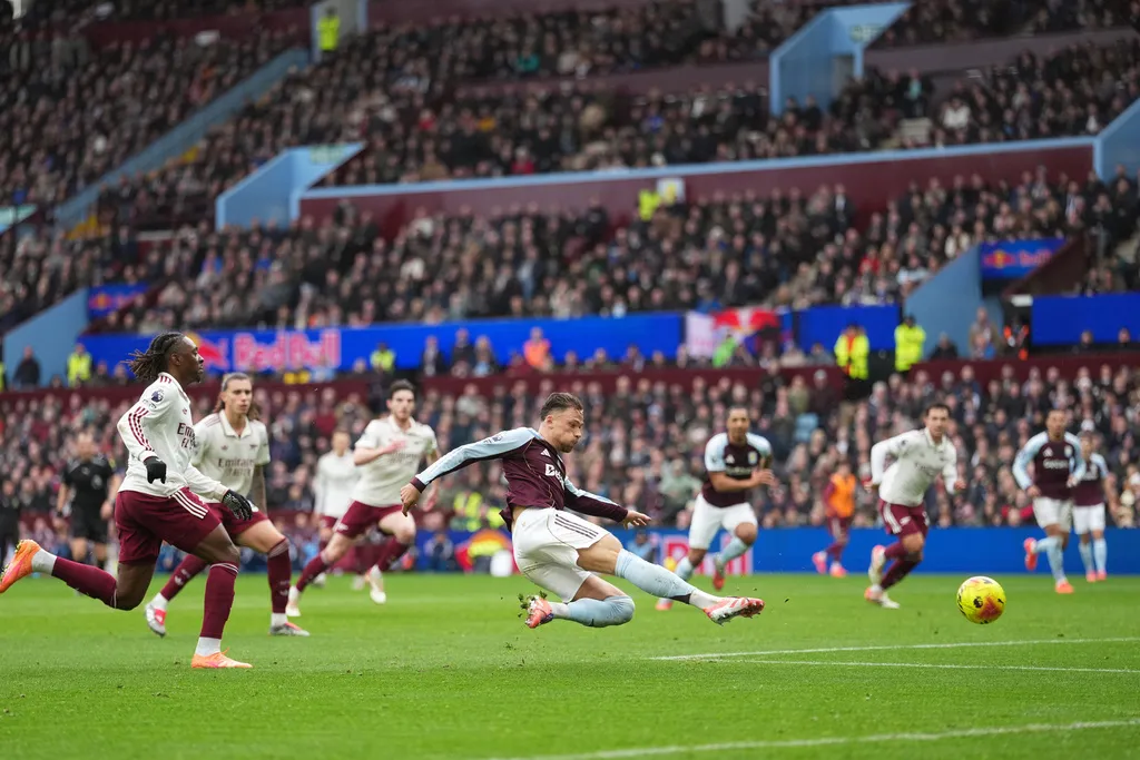Vòng 15 Ngoại hạng Anh: Arsenal và Liverpool "ngã ngựa" phút bù giờ, Man City phả hơi nóng vào ngôi đầu- Ảnh 1.