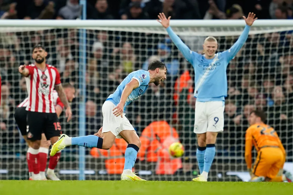 Vòng 15 Ngoại hạng Anh: Arsenal và Liverpool "ngã ngựa" phút bù giờ, Man City phả hơi nóng vào ngôi đầu- Ảnh 2.
