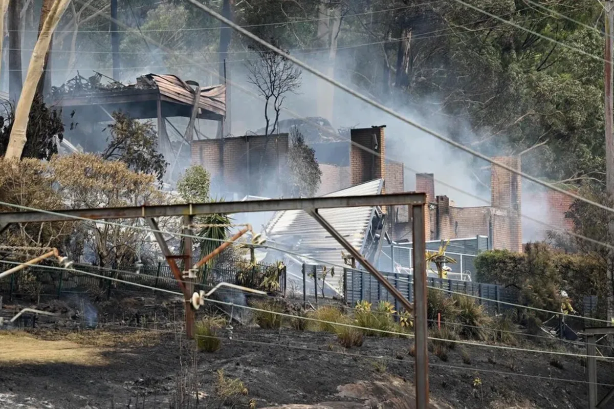 Cháy rừng dữ dội tại Australia, nhiều ngôi nhà bị thiêu rụi- Ảnh 1.