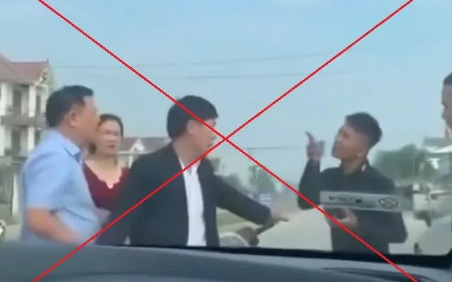 Nguyễn Phúc Yến (giơ tay) chặn xe đòi tiền trên Quốc lộ 7A (ảnh được cắt từ video)