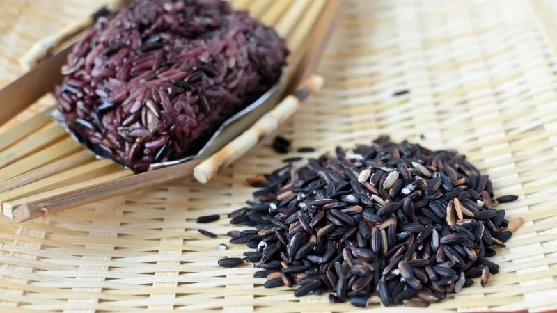 Ph&acirc;n biệt gạo lứt đen v&agrave; gạo nếp cẩm: Lựa chọn ph&ugrave; hợp cho từng mục ti&ecirc;u sức khỏe- Ảnh 1.