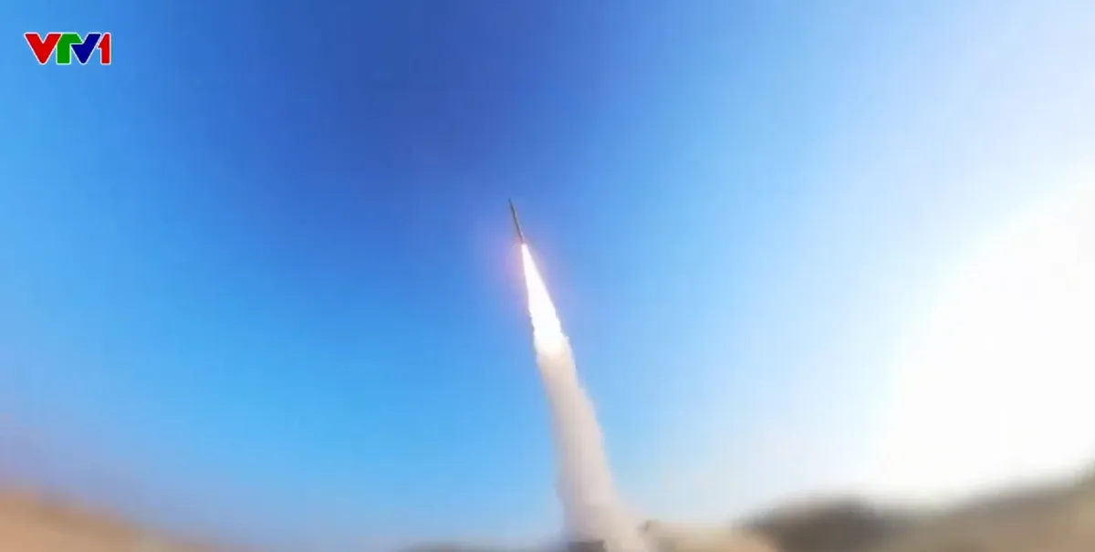 Iran thử nghiệm tên lửa có tầm bắn vượt chiều dài Vịnh Ba Tư - Ảnh 1.