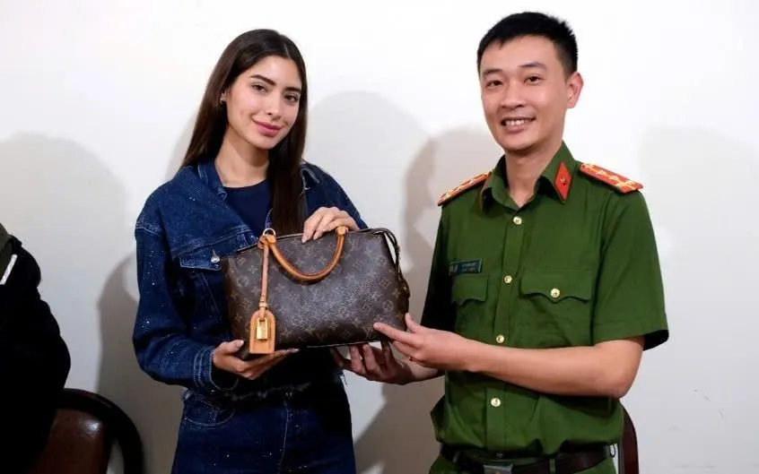 Hoa hậu Mexico Leon Yuriar Angela Michelle nhận lại tài sản từ Công an phường Xuân Hương – Đà Lạt.

