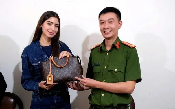 Công an phường Xuân Hương - Đà Lạt trao lại chiếc túi xách cho Hoa hậu Mexico Leon Yuriar Angela Michelle