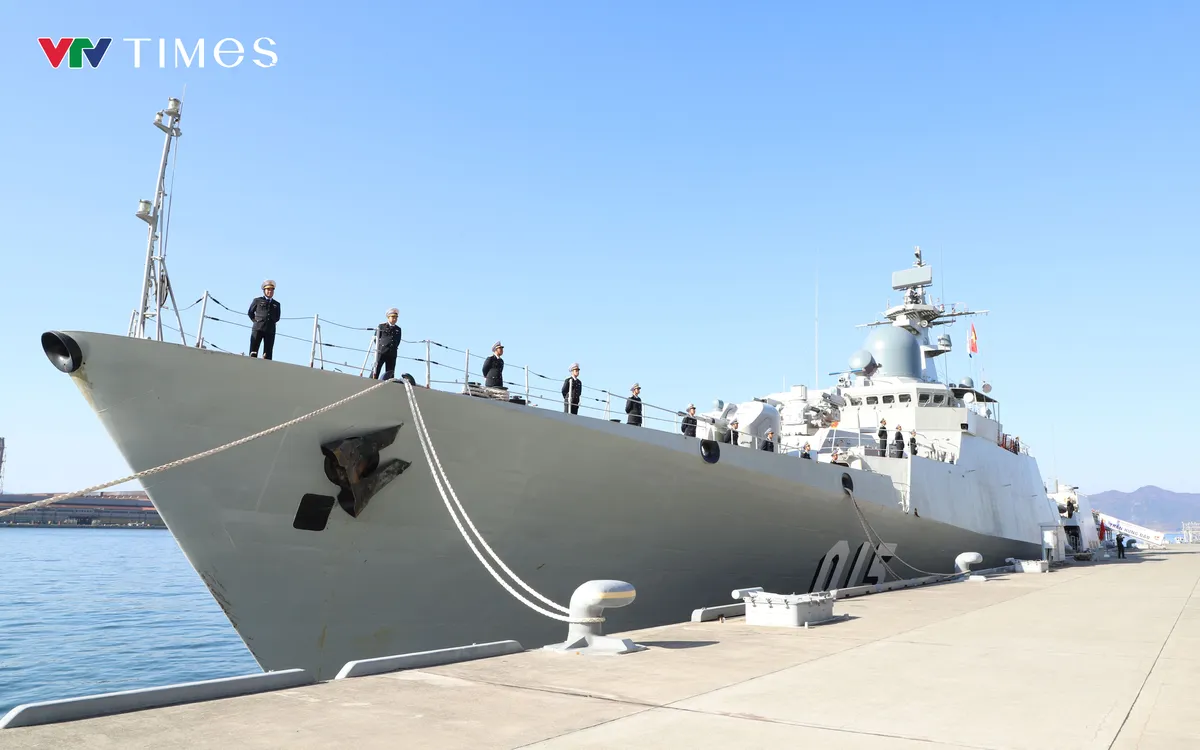 Tàu 015 neo tại cảng Kure.