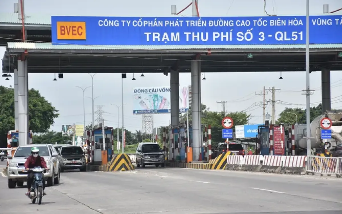 Trạm thu phí T3 trên địa bàn xã  Tân Hải, TP Hồ Chí Minh bỏ hoang gây nguy cơ mất ATGT cho người dân. Ảnh: TH.