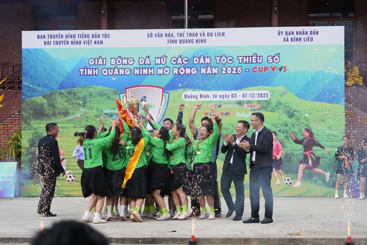 Giải b&oacute;ng đ&aacute; nữ c&aacute;c d&acirc;n tộc thiểu số C&uacute;p VTV5 2025: Vũ điệu s&acirc;n cỏ s&ocirc;i động giữa đại ng&agrave;n- Ảnh 2.