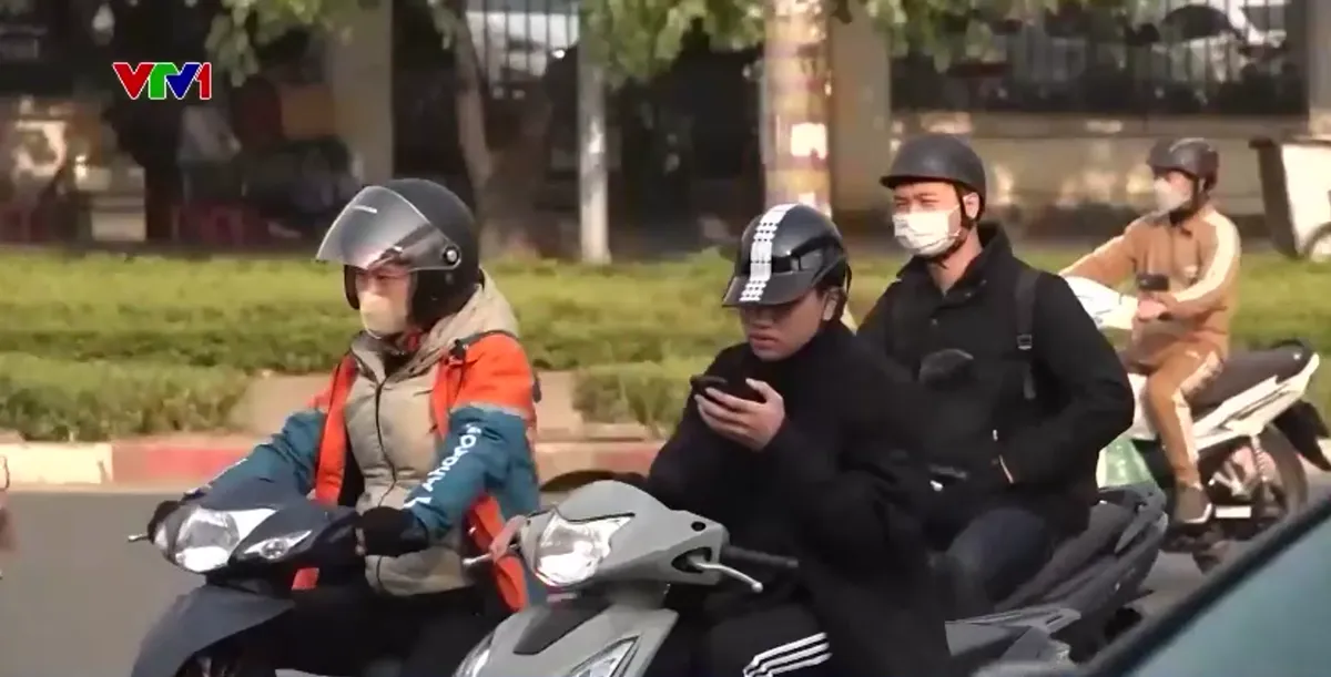 Tăng cường xử lý vi phạm sử dụng điện thoại khi lái xe - Ảnh 1.