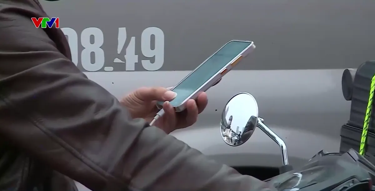 Tăng cường xử lý vi phạm sử dụng điện thoại khi lái xe - Ảnh 2.