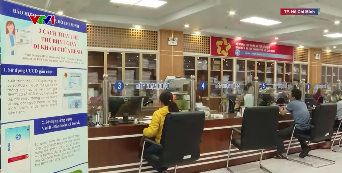 Khẩn trương cấp phát thẻ bảo hiểm y tế cho người cao tuổi tại TP Hồ Chí Minh - Ảnh 3.