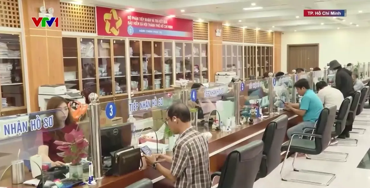 Khẩn trương cấp phát thẻ bảo hiểm y tế cho người cao tuổi tại TP Hồ Chí Minh - Ảnh 2.