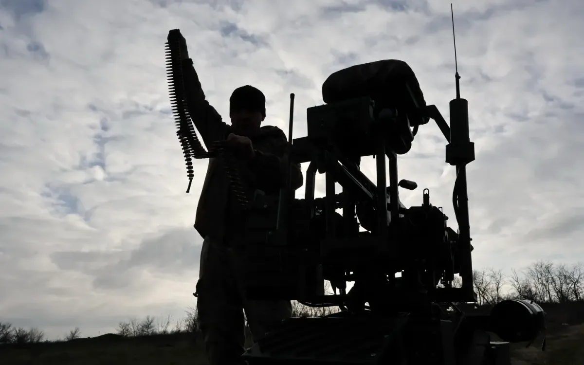 Một binh sĩ thử nghiệm thiết bị bay không người lái mặt đất tại vùng Zaporizhzhia, Ukraine, ngày 6/12/2025 (Ảnh: Ukraine’s 65th Mechanized Brigade/AP)