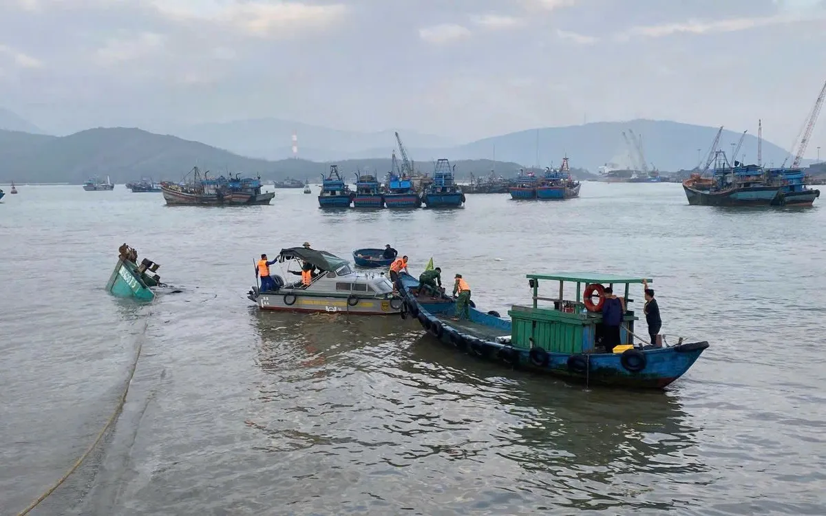 Lực lượng biên phòng Quảng Trị kịp thời hỗ trợ, ứng cứu 4 ngư dân bị chìm tàu trên biển.