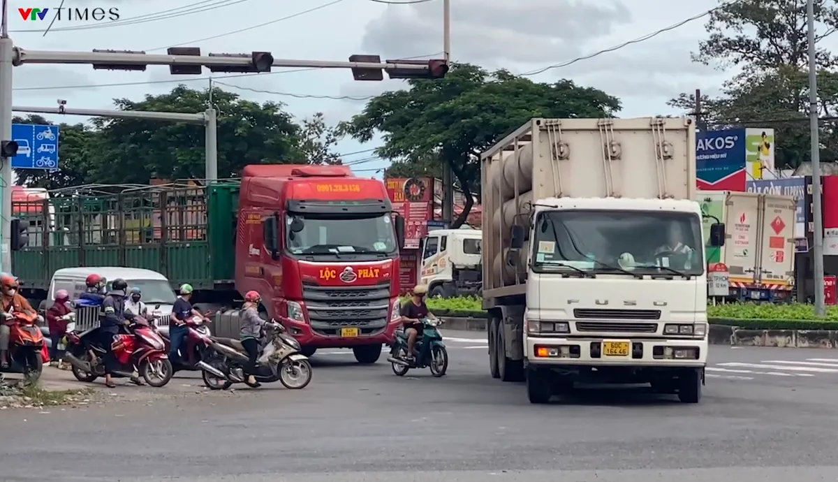 TP Hồ Chí Minh: Cảnh báo tai nạn do xe máy lọt vào điểm mù ô tô trên quốc lộ 51 - Ảnh 6.