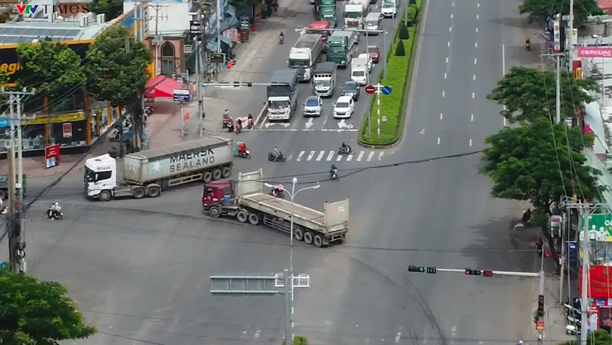 TP Hồ Chí Minh: Cảnh báo tai nạn do xe máy lọt vào điểm mù ô tô trên quốc lộ 51 - Ảnh 7.