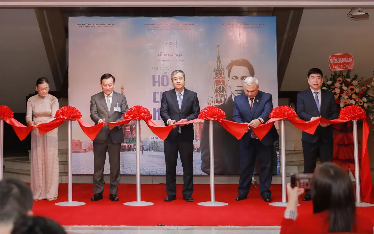 Các đại biểu cắt băng khai mạc trưng bày