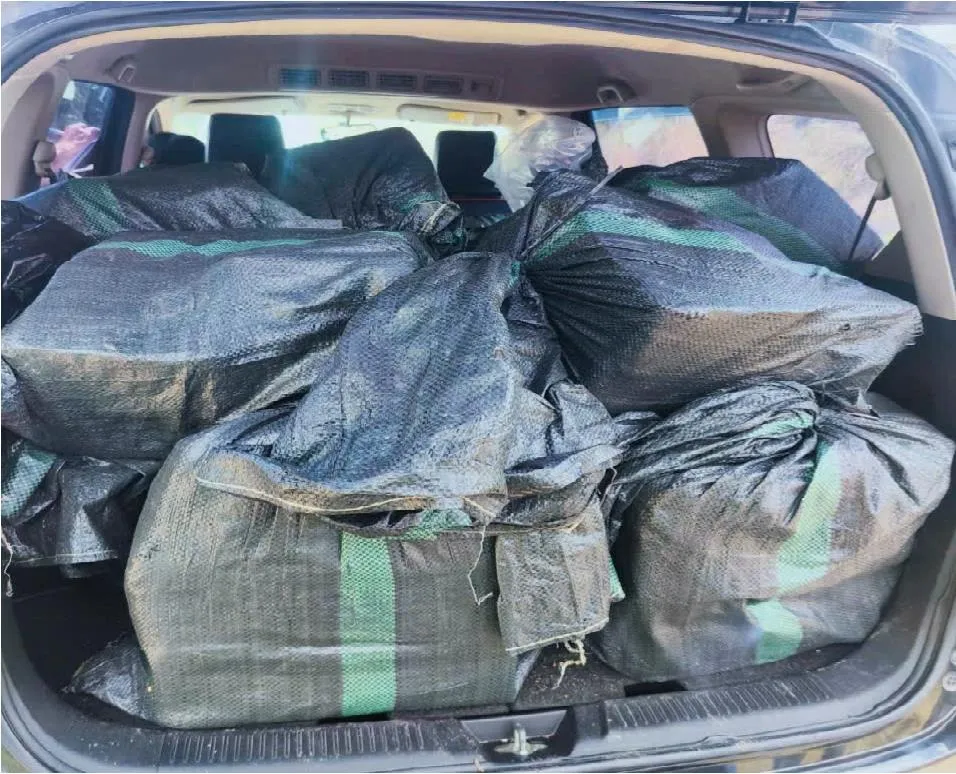 Truy đuổi hơn 60 km bắt giữ xe ô tô chở gần 500 kg pháo lậu - Ảnh 2.