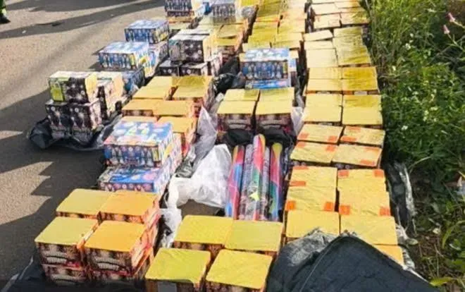 Truy đuổi hơn 60 km bắt giữ xe ô tô chở gần 500 kg pháo lậu - Ảnh 1.