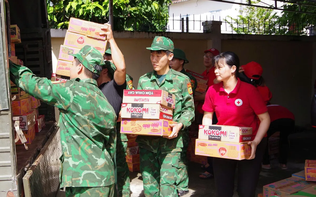 BĐBP hỗ trợ vận chuyển và cấp phát lương thực, nhu yếu phẩm hỗ trợ nhân dân 