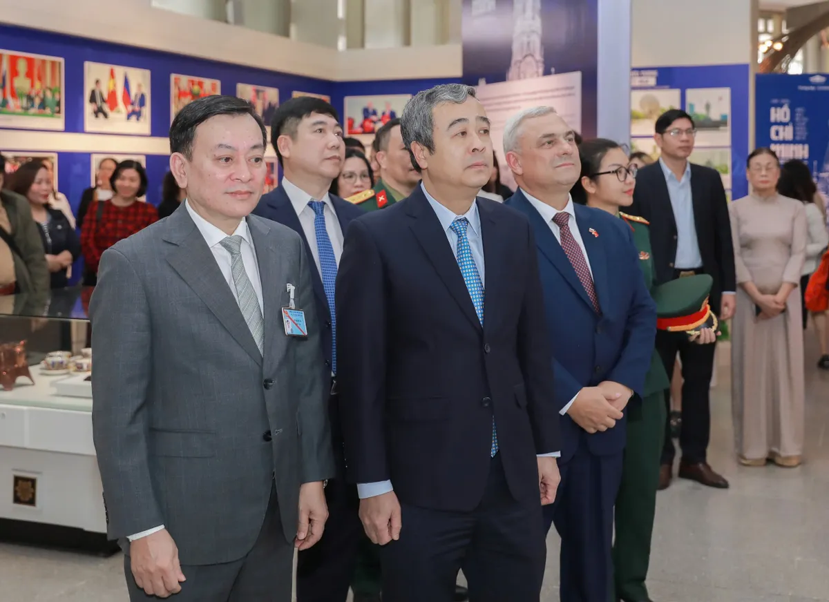 Dấu chân Hồ Chí Minh trên quê hương Cách mạng Tháng Mười - Ảnh 2.