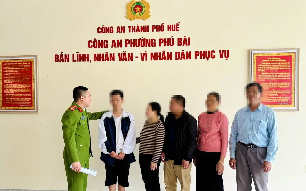 Công an phường Phú Bài liên hệ gia đình đưa em H. về nhà an toàn. Ảnh: CATP Huế