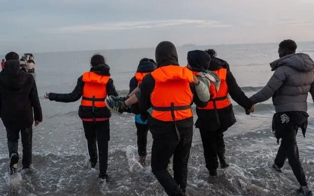 Người di chuyển xuống eo biển Manche để lên xuồng tại Gravelines, miền Bắc nước Pháp (Ảnh: Getty Images)