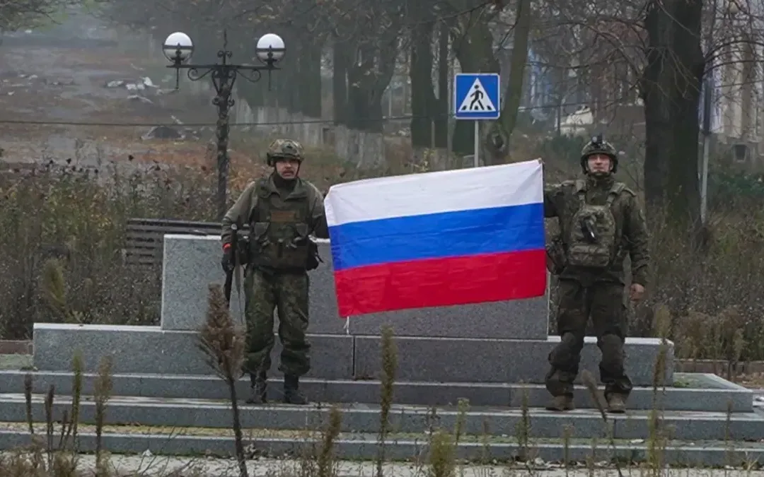 Video do phía Moscow công bố cho thấy binh sĩ nước này cắm cờ tại trung tâm thành phố Pokrovsk, ngày 1/12/2025 (Ảnh: AFP)