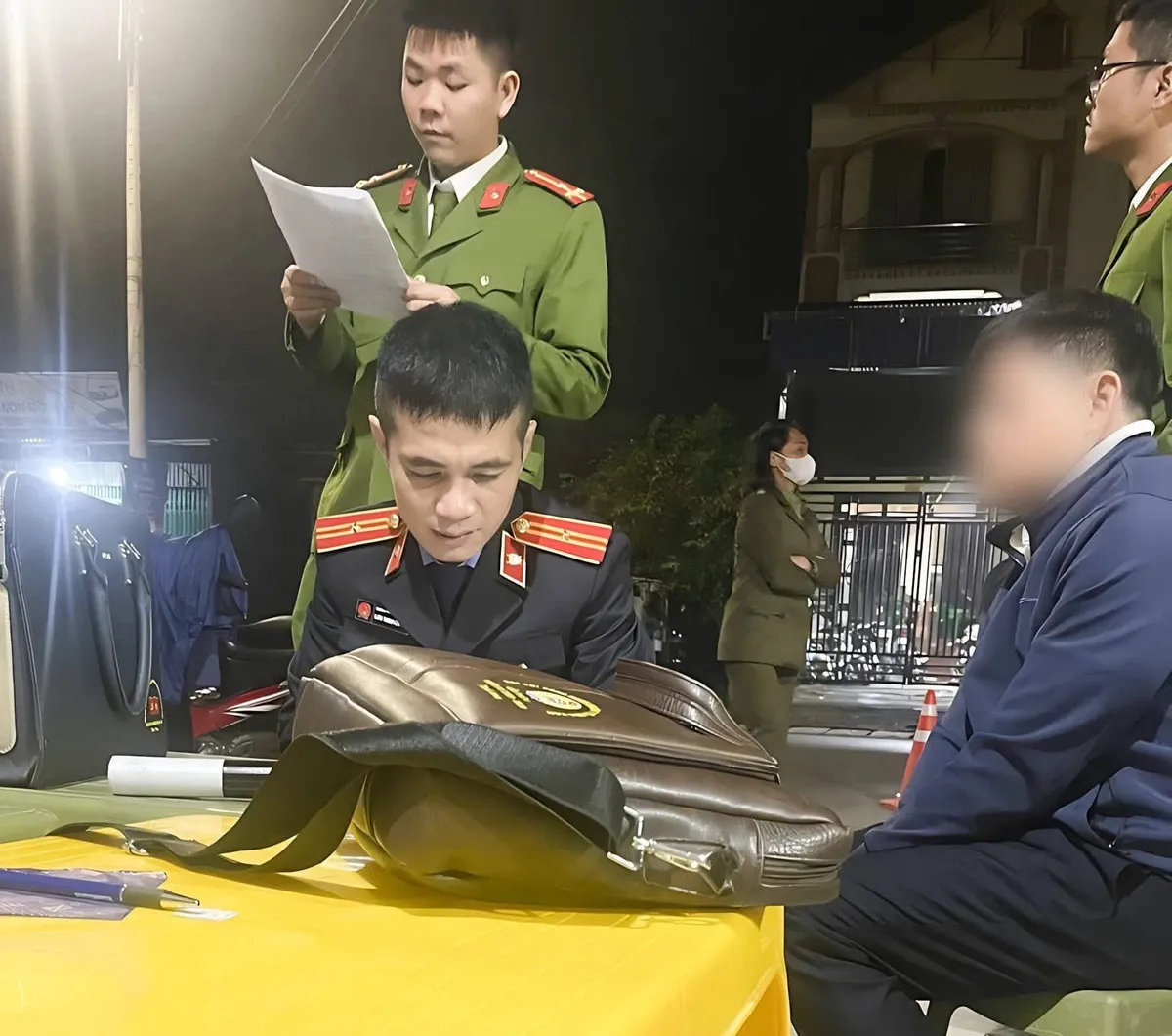 Thái Nguyên: Tài xế ô tô tông CSGT lên nắp ca-pô để trốn kiểm tra nồng độ cồn - Ảnh 1.