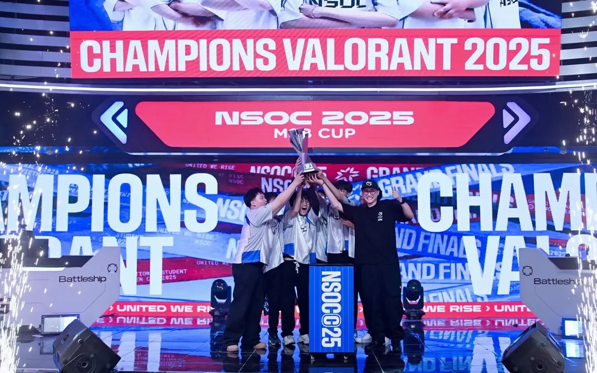 Chủ tịch Hội đồng quản trị Ocean Entertainment Group Đỗ Bình Dương trao tặng Cup vô địch và ăn mừng chiến thắng cùng các tuyển thủ team Galaxy Punch.