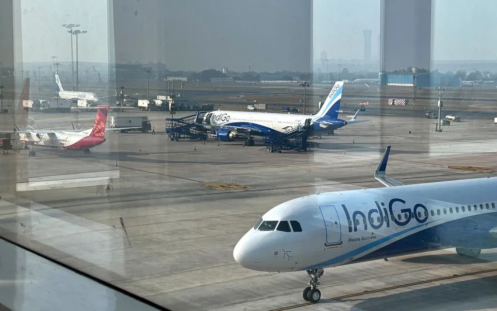 Hai máy bay của IndiGo tại sân bay Indira Gandhi ở New Delhi khi nhiều chuyến bay của hãng bị hủy hoặc chậm ngày 4/12/2025 (Ảnh: AP)