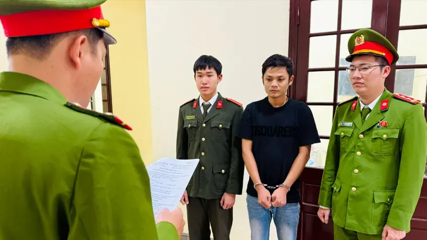 Khởi tố tài xế xe tải rẽ vào cây xăng làm 2 người tử vong ở Huế - Ảnh 1.