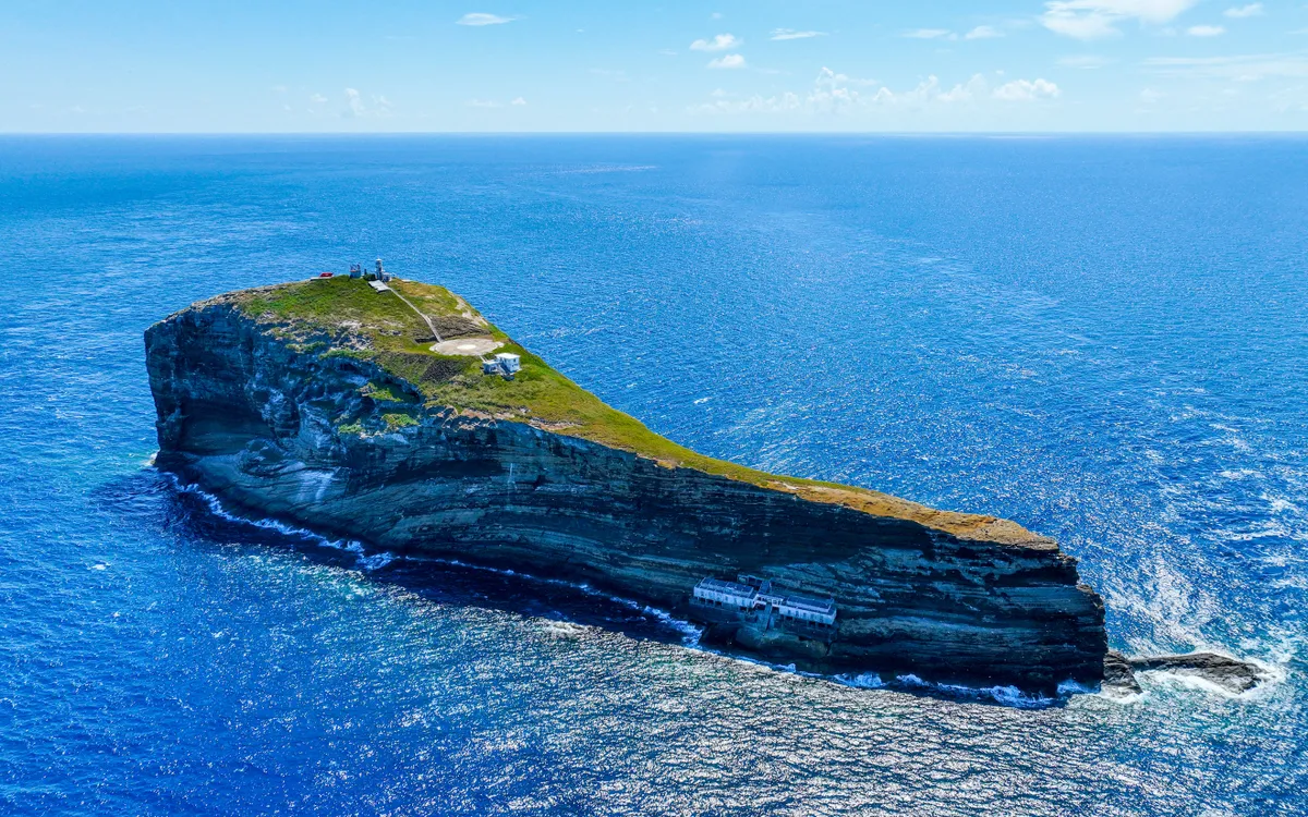 Đảo thuộc đặc khu Phú Quý, tỉnh Lâm Đồng, cách đảo Phú Quý khoảng 55–60 km về phía Nam – Đông Nam, và cách bờ biển Lâm Đồng khoảng 200km.