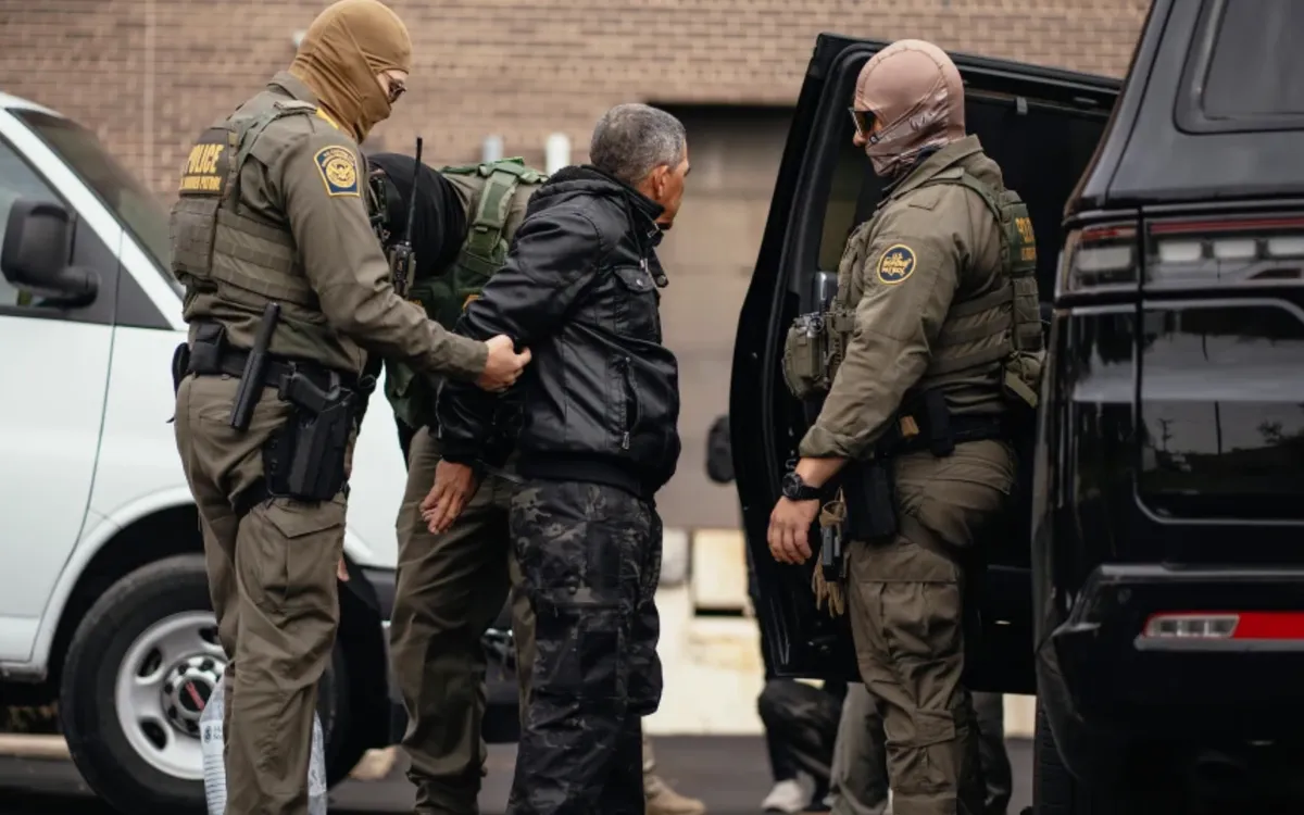 Một vụ bắt giữ của ICE tại thành phố Chicago, ngày 31/10/2025 (Ảnh: Getty Images)