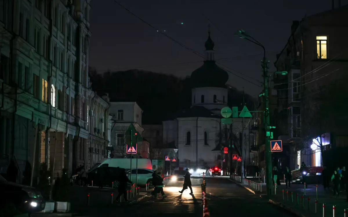 Thủ đô Kiev chìm trong bóng tối do mất điện sau một trận không kích của Nga hôm 5/11/2025 (Ảnh: Frontliner/Getty Images)
