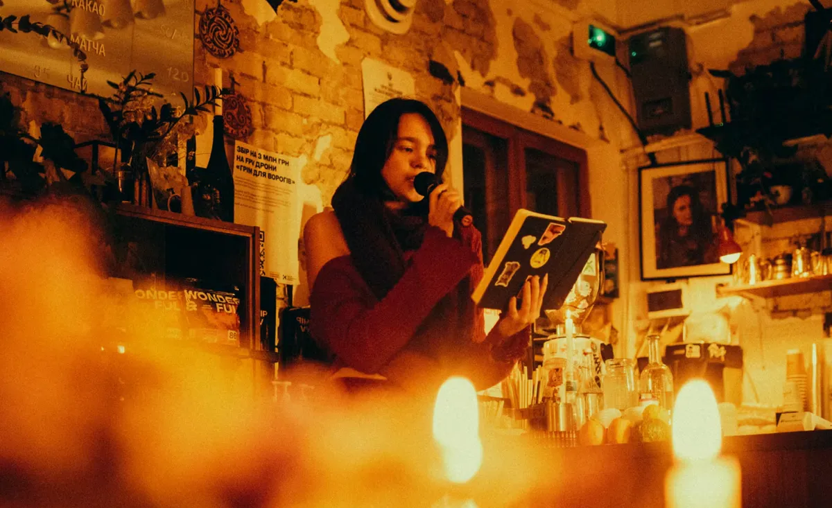 Hàng quán tại Ukraine "sáng tạo" đủ cách duy trì hoạt động giữa mùa đông mất điện- Ảnh 1.