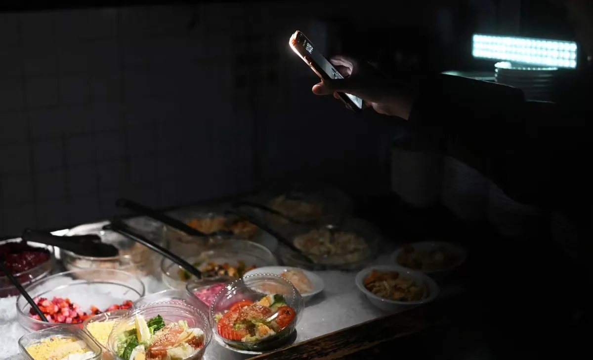 Hàng quán tại Ukraine "sáng tạo" đủ cách duy trì hoạt động giữa mùa đông mất điện- Ảnh 2.