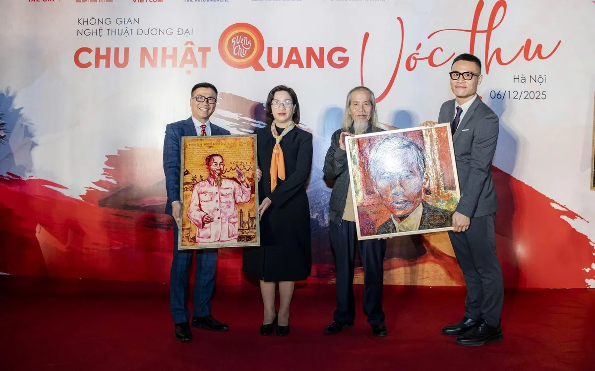 Họa sĩ Nguyễn Thanh Tùng tặng bức tranh "Bác Hồ" cho bà Đinh Thị Mai, Phó Trưởng ban Tuyên giáo và Dân vận Trung ương; họa sĩ Chu Nhật Quang tặng bức tranh "Nguyễn Ái Quốc" cho họa sĩ Lương Xuân Đoàn, Chủ tịch Hội Mỹ thuật Việt Nam