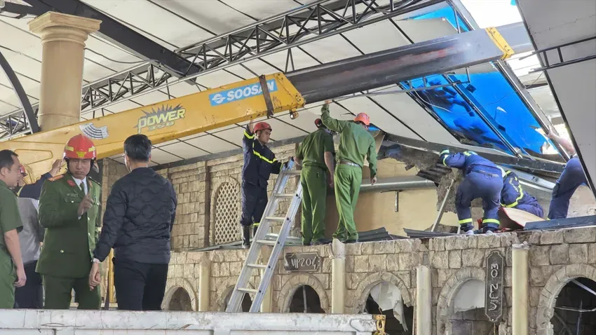 Sập dầm mái nhà hàng ở Lâm Đồng, 1 công nhân tử vong - Ảnh 1.