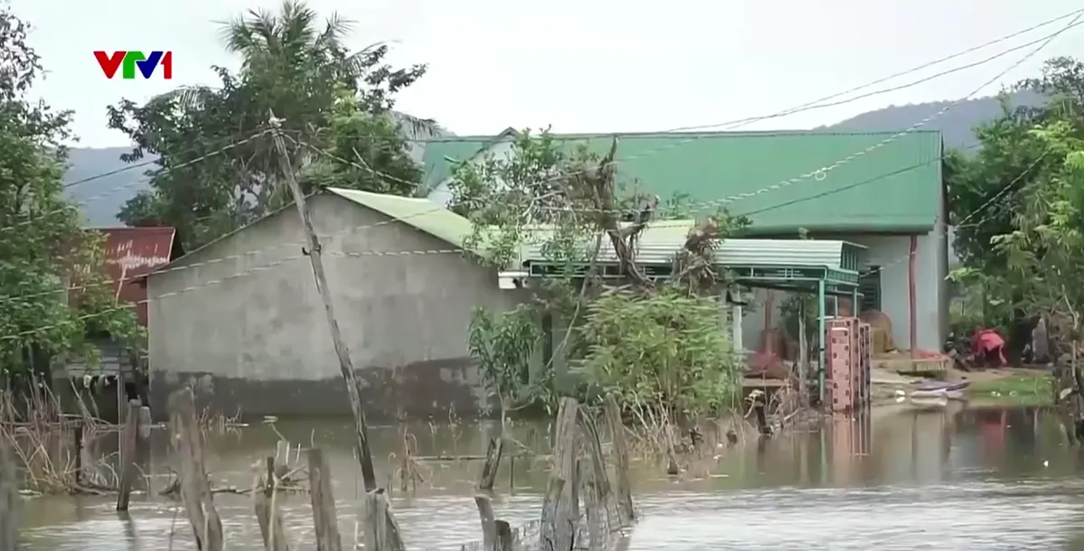 Gia Lai: Hàng chục căn nhà vẫn ngập sâu - Ảnh 2.