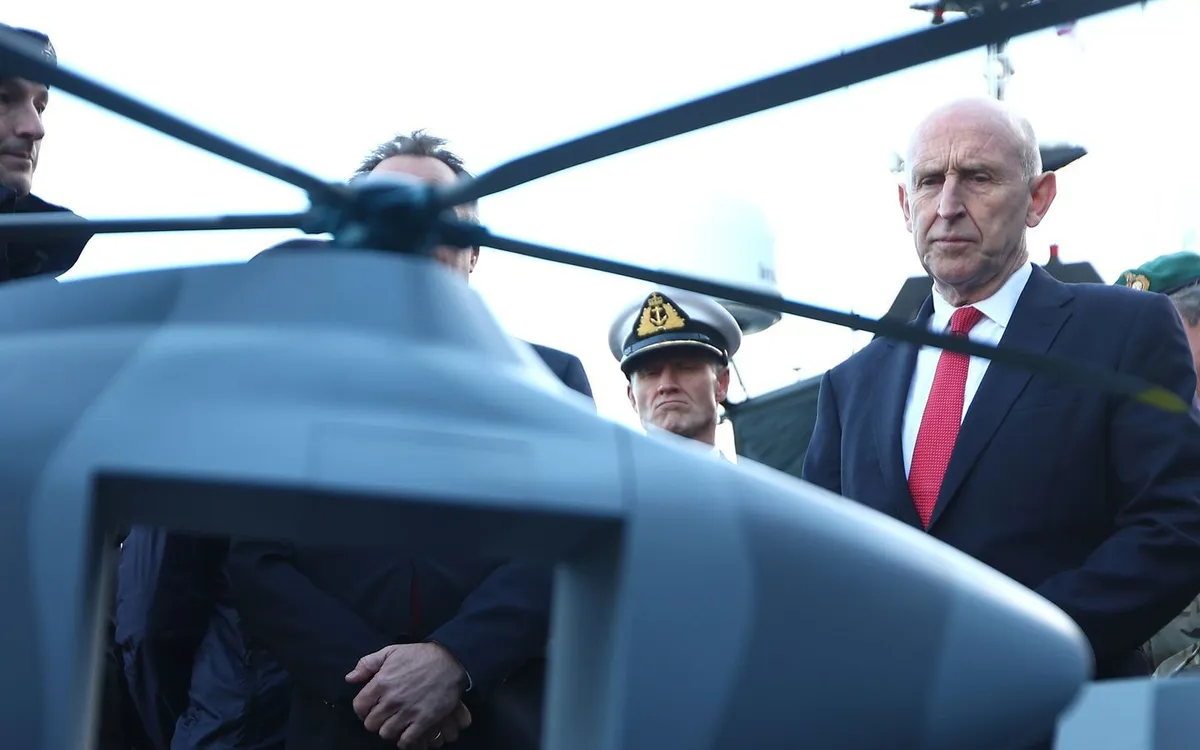 Bộ trưởng Quốc phòng John Healey xem mô hình Proteus, hệ thống chống ngầm tự động (Ảnh: PA)