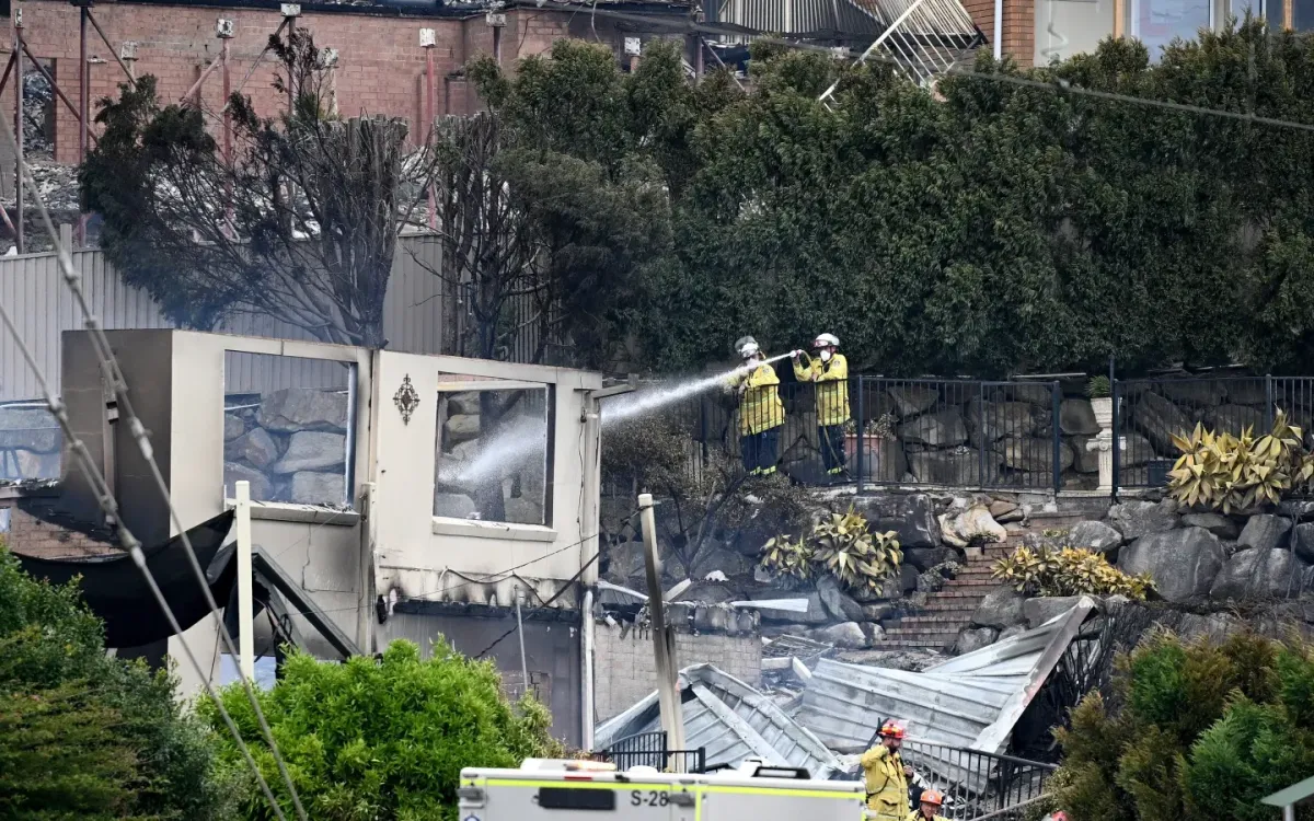 Lính cứu hỏa kiểm tra tàn lửa sau khi cháy rừng thiêu rụi nhiều ngôi nhà ở Koolewong, Australia, ngày 6/12/2025 (Ảnh: AP)