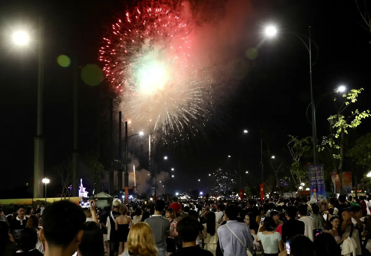 TP Hồ Chí Minh bắn pháo hoa tại 4 điểm dịp Tết Dương lịch 2026 - Ảnh 1.