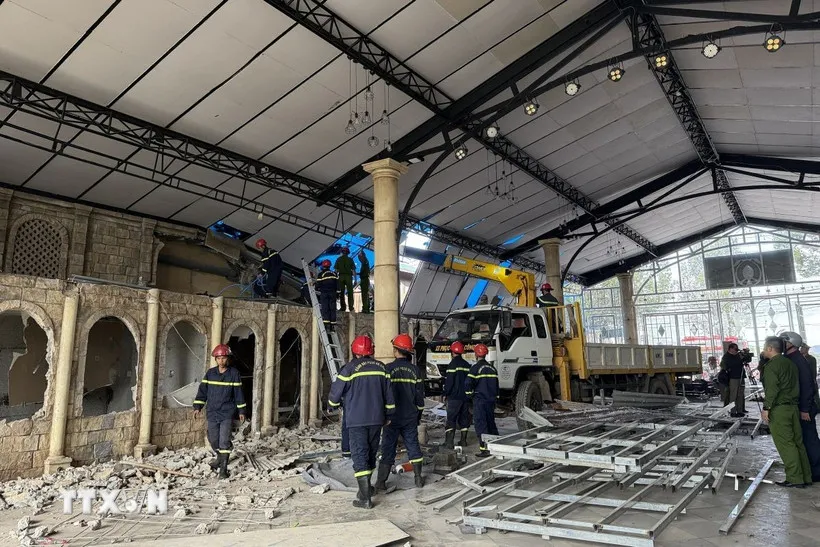 Sập dầm mái nhà hàng ở Lâm Đồng, 1 công nhân tử vong - Ảnh 2.