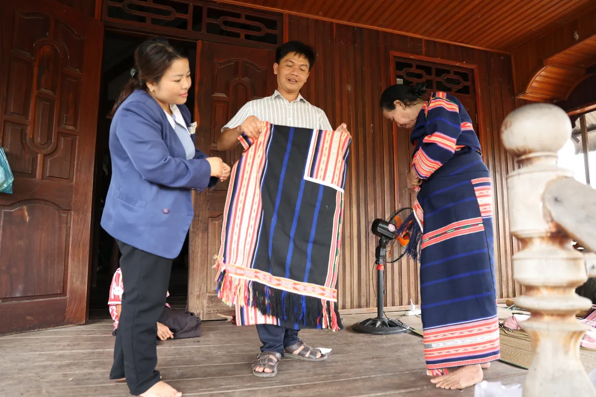 Người có uy tín “gieo hạt niềm tin”, đổi thay đời sống vùng biên Ea Súp - Ảnh 5.