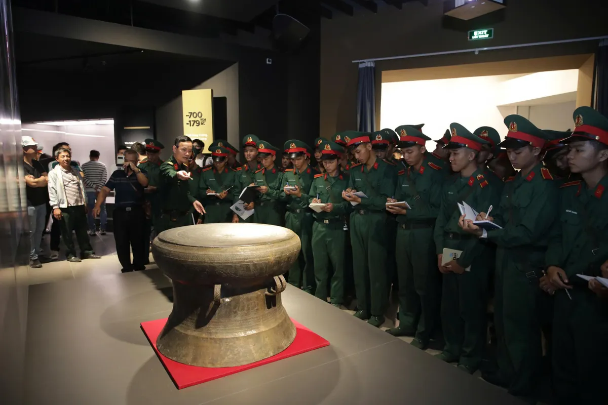 “Bài toán” mới của Bảo tàng khi lượng khách đông kỷ lục - Ảnh 1.