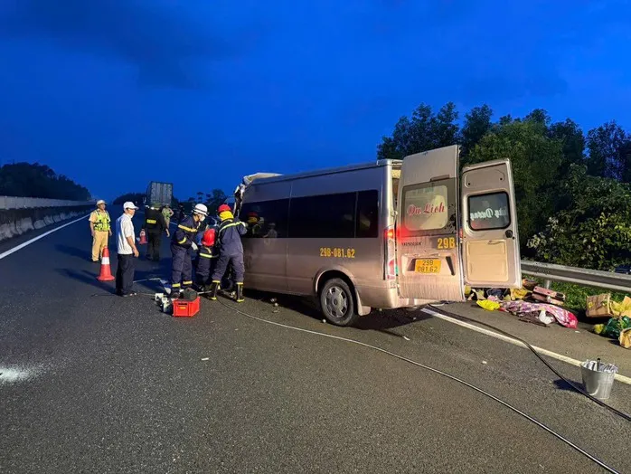 Xe khách va chạm xe đầu kéo trên cao tốc Đà Nẵng - Quảng Ngãi, 3 người chết, 10 người bị thương - Ảnh 3.