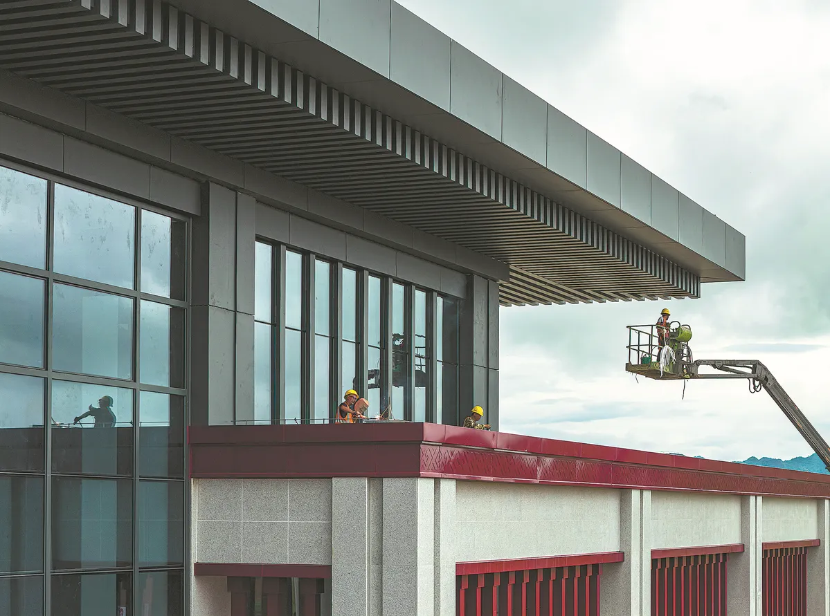 Thi công tại ga đường sắt Bằng Tường Đông ở khu tự trị dân tộc Choang Quảng Tây vào ngày 24/7/2025.